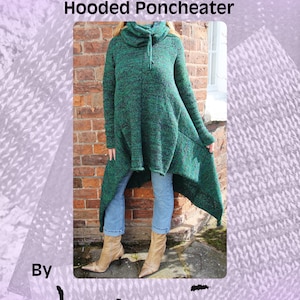 Può includere: Un modello di maglia per poncho con cappuccio verde e viola. Il modello si chiama "Hooded Poncheater" ed è di "nenio". Il modello fa parte di una "Handcrafted Designer Knitwear Pattern Series".