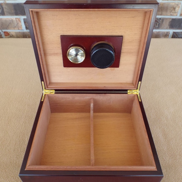Wooden Humidor; Cigar Storage Box; Cedar-lined Box