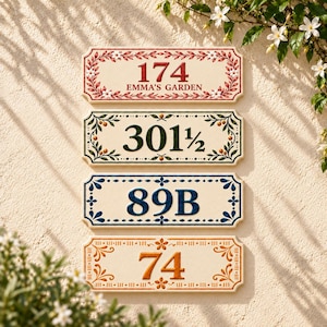 Peut inclure: Quatre plaques de numéro de maison rectangulaires en céramique avec des bords festonnés. La plaque supérieure affiche 174 et EMMA'S GARDEN en rouge. La deuxième montre 301 1/2 en vert foncé. La troisième 89B en bleu. La dernière 74 en orange.