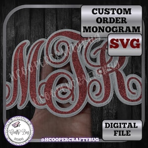 Può includere: Un file digitale SVG per un monogramma personalizzato con le lettere M, S e R in un carattere corsivo a strati. Il design presenta una finitura glitter rossa sullo strato superiore con un bordo glitter argento. Testo nell'immagine: CUSTOM ORDER MONOGRAM SVG.