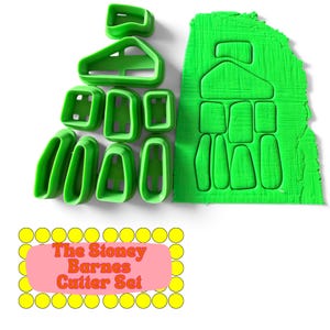Könnte beinhalten: Ein Set aus acht grünen Kunststoff-Ausstechformen, die in einer Gruppe neben einem flachen Stück grüner Knete angeordnet sind, in das die entsprechenden Formen eingedrückt wurden. Der Text The Stoney Barnes Cutter Set steht in Orange auf Rosa.