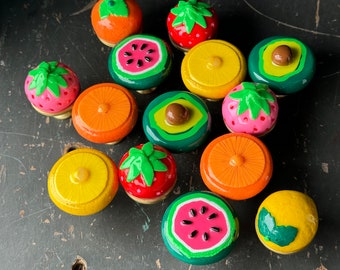 Coleção Starburst... Puxadores/botões de gaveta esculpidos em argila polimérica com frutas como limão, laranja, morango, abacate e melancia.
