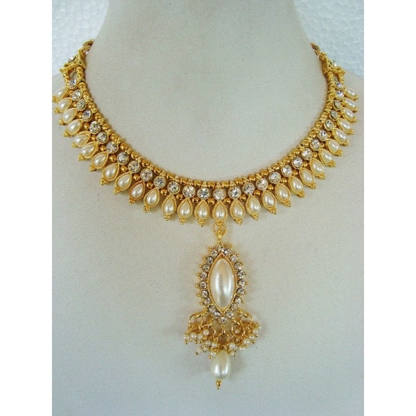 Parure Bollywood perle blanches en forme d'amande et strass argents, bijoux indiens, collier, boucles d'oreilles et tikka