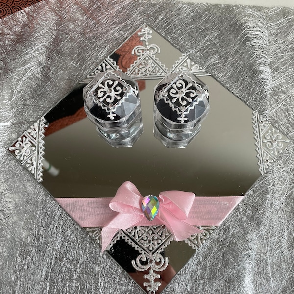 Plateau miroir porte alliances pour mariage, thème oriental, rose et blanc, personnalisable avec prénoms et date