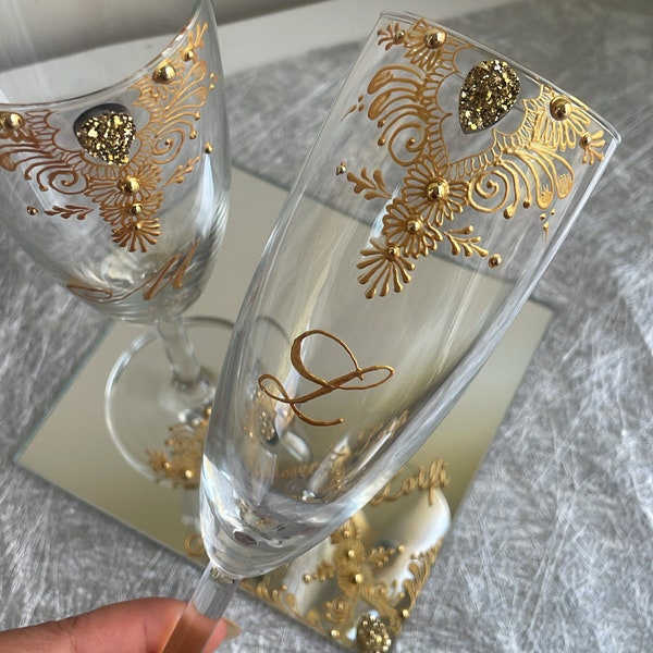 Flûtes pour mariage, flutes avec prénoms, flutes de mariage, flutes mariés, verres henné, verre décorés, flutes avec strass dorés