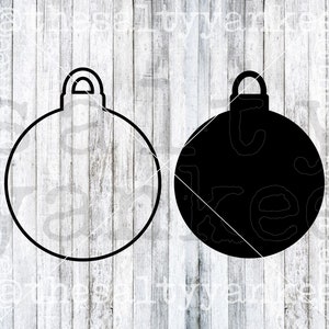 Puede incluir: Dos contornos de adornos navideños negros, uno sólido y otro con un patrón decorativo. Los adornos están sobre un fondo de madera blanca.