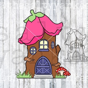 Puede incluir: Una casa de hadas de tronco de árbol marrón con un techo de flor rosa, una puerta azul y una ventana. Hay un pequeño hongo con lunares blancos delante de la casa.