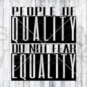Puede incluir: Diseño gráfico en blanco y negro con el texto "People of Quality Do Not Fear Equality". El diseño está sobre un fondo de madera blanca.