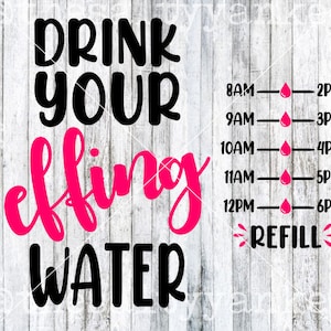 Puede incluir: Una cita motivacional sobre un fondo de madera blanca que dice "Drink your effing water" con un gráfico de gota de agua rosa y un recordatorio basado en el tiempo para beber agua de 8 AM a 6 PM.