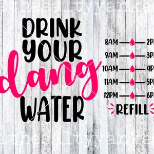 Puede incluir: Un póster motivacional con el texto "DRINK YOUR DANG WATER" en letras negras y rosas. Se muestra un gráfico de ingesta de agua con horarios de 8 AM a 12 PM y los iconos de gotas de agua correspondientes. El texto "REFILL" está escrito en rosa con un diseño de estrella.