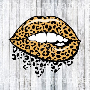 Puede incluir: Un par de labios con un diseño de estampado de leopardo. Los labios están ligeramente entreabiertos, revelando dientes blancos. El fondo es un patrón de veta de madera.