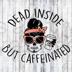 Puede incluir: Ilustración en blanco y negro de una calavera con gafas de sol y un pañuelo rosa. La calavera sostiene una taza de café. El texto "Dead inside but caffeinated" está escrito alrededor de la calavera.