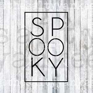 Peut inclure: Texte noir épelant "SPOOKY" à l'intérieur d'un cadre rectangulaire noir. Le mot est centré sur un fond de planches de bois blanc et gris. La police est de style gras sans-serif.