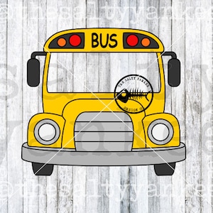 Puede incluir: Un autobús escolar amarillo con la palabra "BUS" en letras negras en la parte delantera. El autobús tiene faros negros y luces de giro naranjas. El autobús está sobre un fondo de madera blanca.