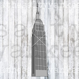Op de afbeelding: Een grijze illustratie van het Empire State Building, een hoge wolkenkrabber met een torenspits. Het gebouw heeft veel rechthoekige ramen en staat tegen een witte houten achtergrond.