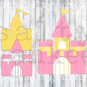 Può includere: Due tagliabiscotti a forma di castello, uno rosa e uno giallo. Il castello rosa ha una porta e finestre gialle. Il castello giallo ha un tetto rosa e una torre rosa. Entrambi i castelli hanno bandiere in cima.
