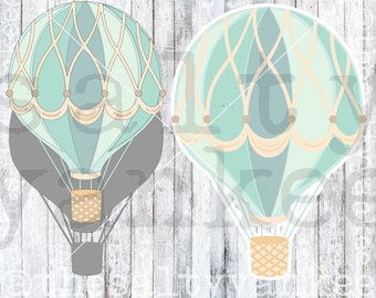 Puede incluir: Dos globos aerostáticos de color azul claro con detalles en beige y una cesta tejida. Los globos tienen un patrón de líneas beige y están sobre un fondo de madera blanca.
