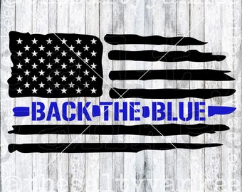 Peut inclure: Un drapeau américain noir et blanc usé avec une bande bleue au milieu et les mots "BACK THE BLUE" en lettres bleues.
