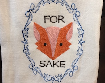 Könnte beinhalten: Weißes Küchentuch mit blauer Stickerei eines dekorativen Rahmens mit einem Fuchs darin und den Worten "FOR SAKE" darunter.