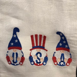 USA gnome trío bordado flour sack towel / Patriotic kitchen towel / rojo blanco y azul / gnome kitchen towel /