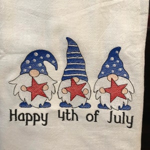 Feliz 4 de julio, gnomos, toalla de harina bordada / paño de cocina / toalla de cocina patriótica / Cuatro de julio / toalla de cocina de gnomo /