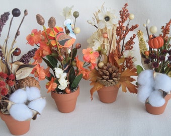 Vasi da fiori in miniatura per il Ringraziamento e l'autunno con fiori artificiali in miniatura