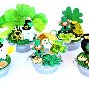 Escenas en miniatura de San Patricio, gnomos y arreglos florales en recipientes metálicos
