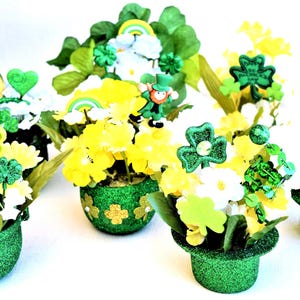 Kapelusz Świętego Patryka i bukiety kwiatów w kształcie garnka ze złota z irlandzkimi dekoracjami