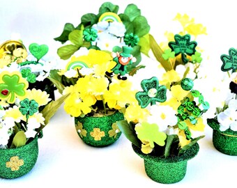 Arreglos florales con sombrero de San Patricio y olla de oro con decoraciones irlandesas