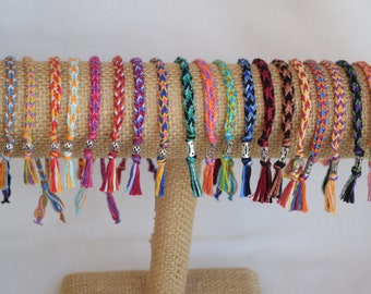 Bracelets ou bracelets de cheville de l'amitié tissés à la main avec des boules décoratives argentées et des perles métalliques en forme de tube