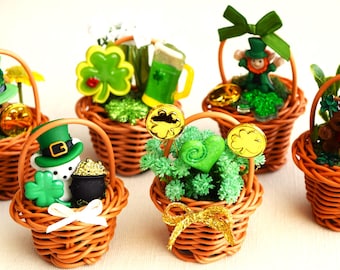 Miniature St Patrick's Baskets 1:12 Scale, Dollhouse St Patrick's Basket Miniatures, Miniature St Patrick's Flowers