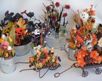 Los arreglos florales de Halloween en miniatura / pequeños brillan en la oscuridad con bañeras de metal / galvanizadas, regaderas, carretillas, vagones y cubos