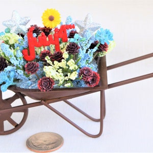 Composizioni floreali in miniatura/piccole per il giorno dell'indipendenza del 4 luglio con vasche in metallo/zincato, annaffiatoi, carriole, carri e secchi Photo 9