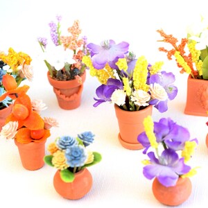 Miniatyrblommor och miniatyrkrukor av lera och harts i skala 1:12, blandade storlekar