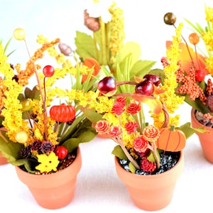 Miniatuurbloempotten voor de herfst of herfst met miniatuurkunstbloemen (niet op schaal 1:12)
