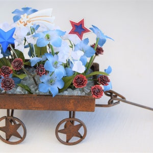 Composizioni floreali in miniatura/piccole per il giorno dell'indipendenza del 4 luglio con vasche in metallo/zincato, annaffiatoi, carriole, carri e secchi Photo 10