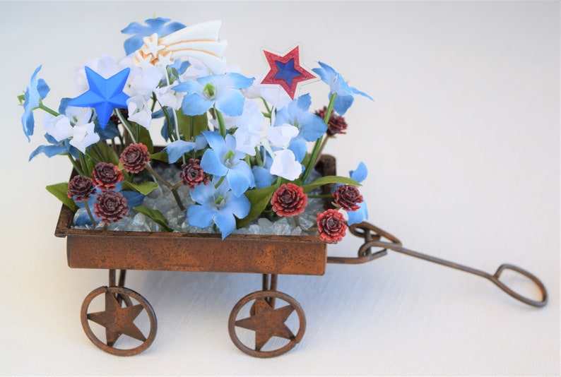 Composizioni floreali in miniatura/piccole per il giorno dell'indipendenza del 4 luglio con vasche in metallo/zincato, annaffiatoi, carriole, carri e secchi Photo 10