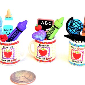 Voor leraren: miniatuur keramische mokken vol schoolbenodigdheden