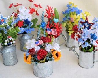Arreglos florales en miniatura/pequeños del Día de la Independencia del 4 de julio con tinas de metal/galvanizado, regaderas, carretillas, vagones y baldes