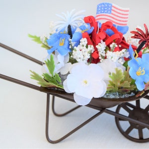 Composizioni floreali in miniatura/piccole per il giorno dell'indipendenza del 4 luglio con vasche in metallo/zincato, annaffiatoi, carriole, carri e secchi Photo 8