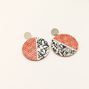 Boucles d’oreilles en papier et bois, papier chiyogami orange et noir, boucles d’oreilles cercles géométriques, imprimés mixtes