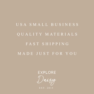 Peut inclure: Fond beige avec texte blanc : USA SMALL BUSINESS, QUALITY MATERIALS, FAST SHIPPING, MADE JUST FOR YOU. En dessous, le texte EXPLORE, le mot Daisy en cursive et EST. 2015.