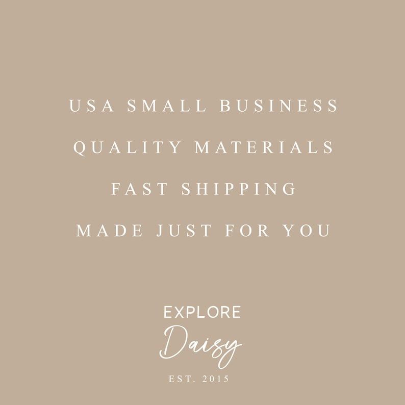Peut inclure: Fond beige avec texte blanc : USA SMALL BUSINESS, QUALITY MATERIALS, FAST SHIPPING, MADE JUST FOR YOU. En dessous, le texte EXPLORE, le mot Daisy en cursive et EST. 2015.