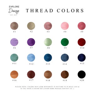 Peut inclure: Un nuancier de 20 couleurs de fil, chacune dans un &eacute;chantillon circulaire. Les couleurs vont des tons neutres comme le beige et le marron aux teintes vives comme le rose, le vert et le bleu. Le texte "THREAD COLORS" est en haut.