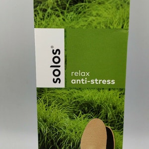 Op de afbeelding: Een paar bruine en zwarte inlegzolen met het woord "solos" erop gedrukt. De inlegzolen zijn gelabeld "relax anti-stress" en hebben 3D-ondersteuning.