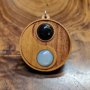 CUSTOM Yin Yang Anhänger aus Flame Jaspis (oben) und Crazy Lace Achat auf Kirschbaum Hartholz