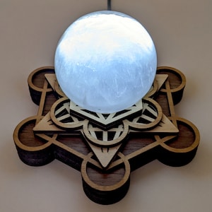 Metatron's Cube led-tafellamp - standaard kristal / bol - gelaagde lasergesneden hardhout, voeding via USB
