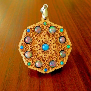 x17 Äthiopischer Opal Edelstein Gitter Talisman Anhänger - 'Pilzkappe Mandala' - Ahorn Hartholz - Laser Cut Halskette Holzkristall