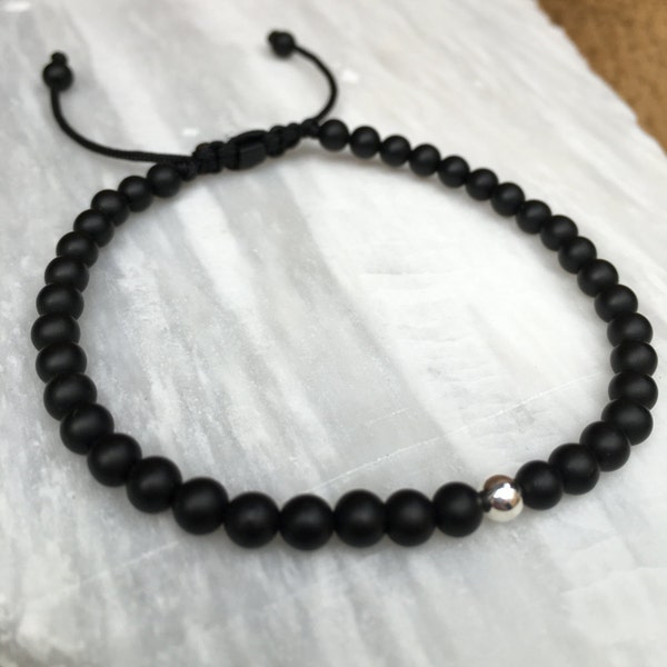 Pierre d'onyx noir au fini mat de 4 mm avec fermoir réglable en argent sterling sur cordon de nylon noir