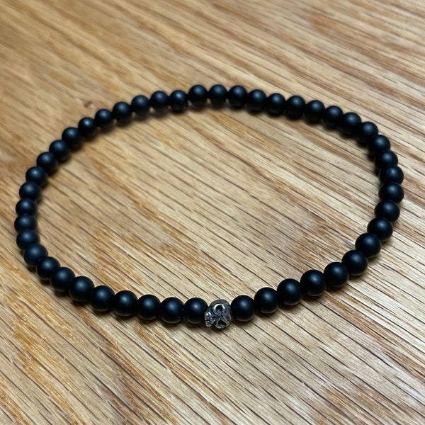 Pierre d'onyx noir mat de 4 mm avec crâne de Bali en argent sterling oxydé 925 sur cordon extensible en nylon noir